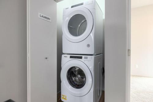 a washing machine and a dryer in a room at BRAND NEW Fully Updated Condo 918 in Anacortes in Anacortes