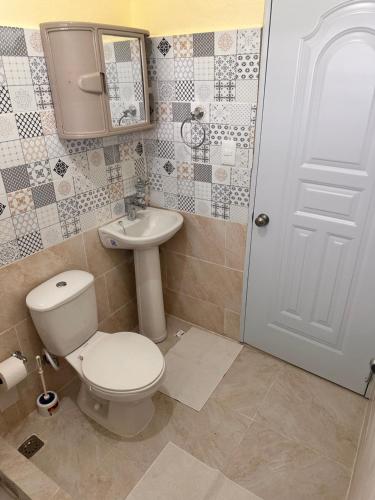 Koupelna v ubytování Home close to the beach, free wifi & parking, in quiet neighborhood equipped with ACs