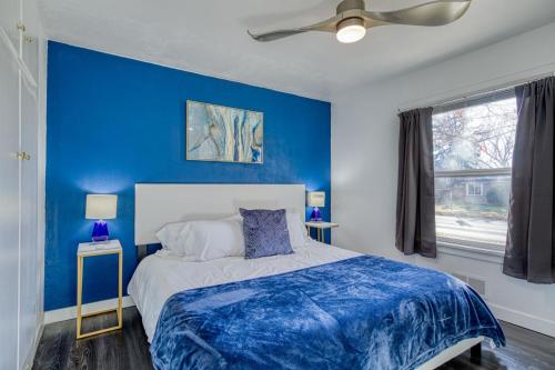 1 dormitorio azul con 1 cama y ventilador de techo en New Downtown Boise on Bsu Campus 3 Beds Sleeps 6 en Boise