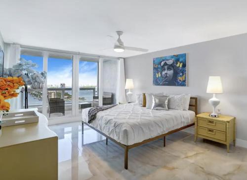 um quarto com uma cama e uma grande janela em First Class! - Crystal clear water views! em Miami