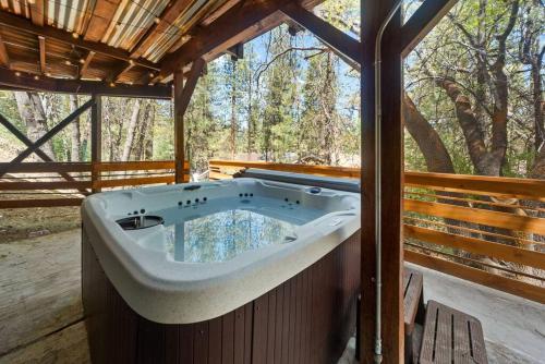 bañera grande dentro de una casa en Mountain & Ski Slope View Cabin 3bd/3bth Sleeps 10, en Big Bear Lake