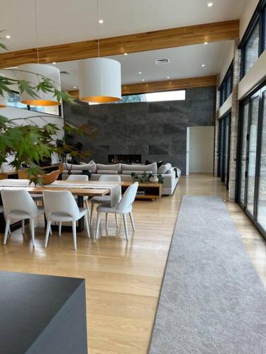 a dining room with a table and white chairs at Alto Franklin in Franklin