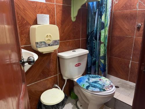 a bathroom with a toilet with a turtle seat at Casa Hogar Martita in Puerto Baquerizo Moreno