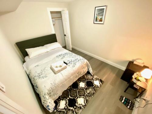 VJ Home في تورونتو: غرفة نوم مع سرير مع اللوح الأمامي الأخضر