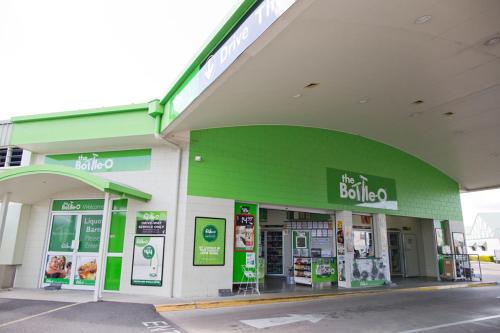 Supermarket nebo jiné obchody v  hotelu nebo okolí