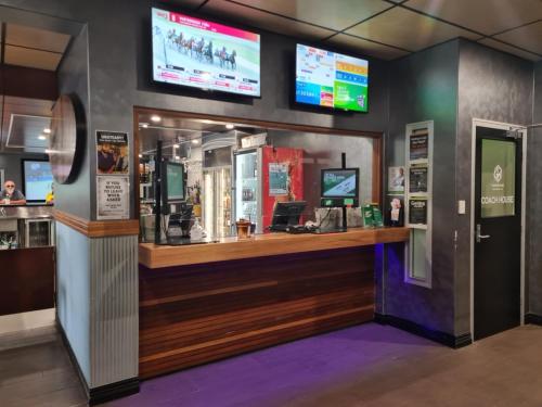 TV a/nebo společenská místnost v ubytování Carriers Arms Hotel Motel