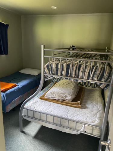 Un pat sau paturi într-o cameră la Waiora lodge