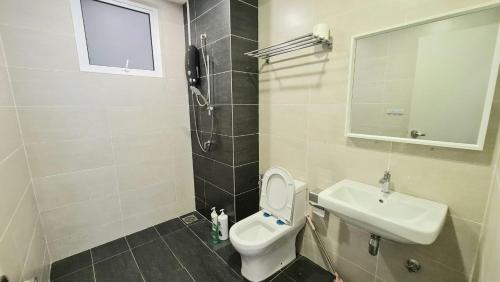 een badkamer met een toilet, een wastafel en een douche bij Shoppingmall condo sri petaling, Near Bukit jalil 1 in Kuala Lumpur