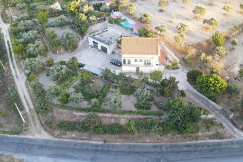 an aerial view of a house with a yard at Casa de Férias in Ferro