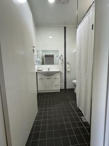 Ένα μπάνιο στο Bucketts Way Motel Gloucester