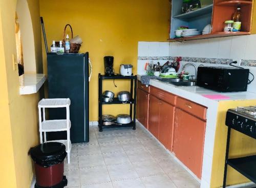 Il comprend une cuisine équipée d'un réfrigérateur et d'un comptoir. dans l'établissement El Rincón perfecto 2, 