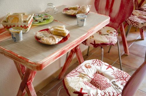 カステルサルドにあるB&B Nonna Siniの木製テーブル(食器、椅子付)
