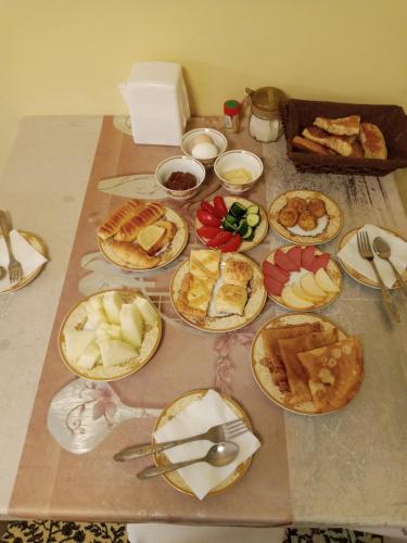 un tavolo con molti piatti di cibo sopra di Hotel Al Hayit Teracce a Bukhara