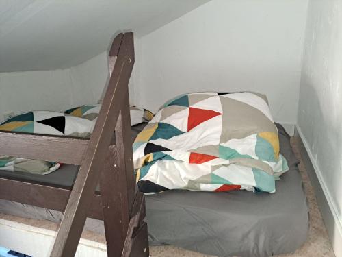 - une chambre avec des lits superposés et une couette colorée dans l'établissement la studette de l opéra, à Toulon