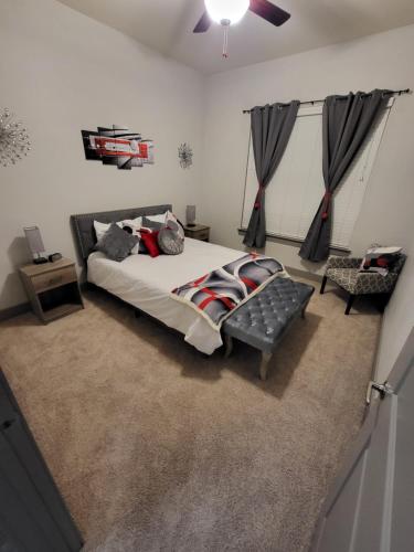 Luxurious, 1 bedroom near Downtown & Dickies Arena في فورت وورث: غرفة نوم فيها سرير وكرسي