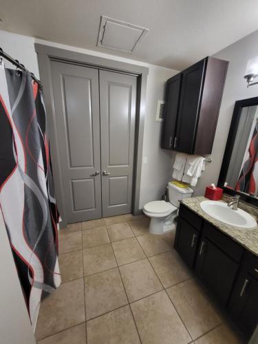 La salle de bains est pourvue de toilettes et d'un lavabo. dans l'établissement Luxurious, 1 bedroom near Downtown & Dickies Arena, à Fort Worth