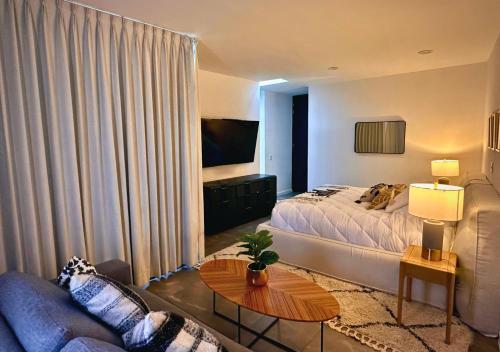 un soggiorno con letto e divano di The Isabel Hotel a Sombrerete