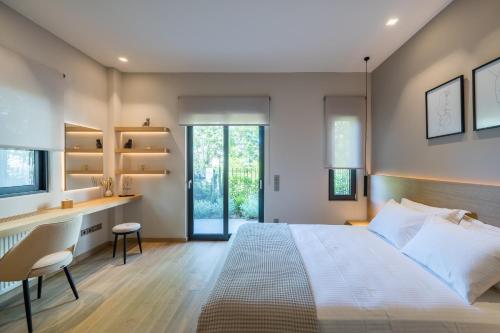 ein Schlafzimmer mit einem großen Bett und einem Schreibtisch in der Unterkunft Amazing Stay in Athen