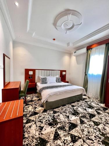 En eller flere senge i et værelse på رواح للشقق المخدومة السداد