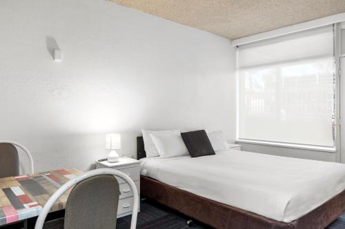 Postel nebo postele na pokoji v ubytování Red Carpet Motel