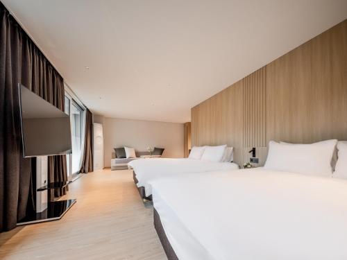 a hotel room with two beds and a flat screen tv at Phoenix Resort Pyeongchang in Pyeongchang 
