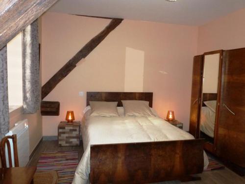 1 dormitorio con 1 cama grande en el ático en Gîte Mareil-le-Guyon, 5 pièces, 9 personnes - FR-1-527-41, 