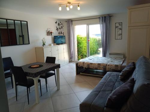 Ένα ή περισσότερα κρεβάτια σε δωμάτιο στο Appartement a 2 pas de la plage