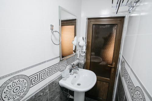 Bilik mandi di Nazarxan Hotel