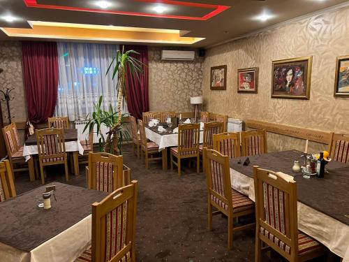 Un restaurante u otro lugar para comer en Hotel Dva Goluba