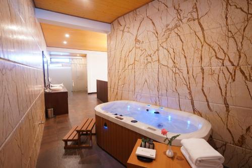 Koupelna v ubytování Denzong Regency- Luxury Mountain Retreat Spa & Casino