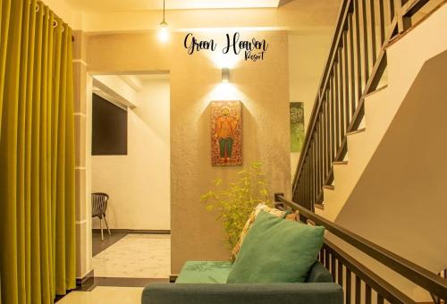 un escalier avec un canapé vert et un panneau sur le mur dans l'établissement Green Heaven Resort Kandy, à Kandy