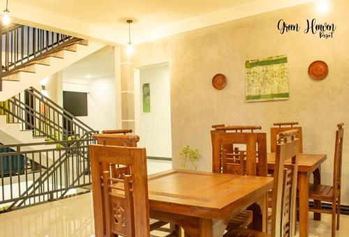 - une salle à manger avec une table et des chaises en bois dans l'établissement Green Heaven Resort Kandy, à Kandy
