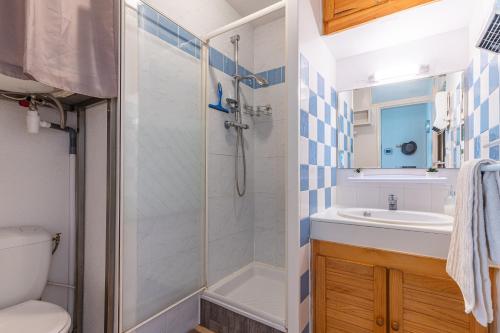 een badkamer met een douche, een toilet en een wastafel bij Gite les Moussaillons in Hourtin