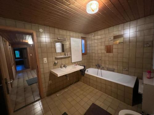 Et bad på Freundliche 2-Zimmer-Erdgeschosswohnung mit Garten in Seeberg