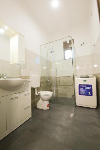 ein Bad mit einem WC, einem Waschbecken und einer Dusche in der Unterkunft Artic Holiday Homes-Apartments in Weliweriya