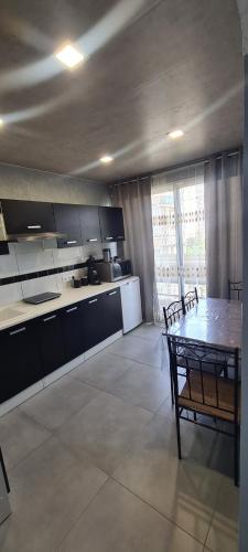 une grande cuisine avec une table et une salle à manger dans l'établissement Luxe-Living, à Chalon-sur-Saône