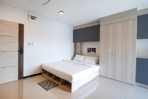 44 Residence and Resort في Khlong Luang: غرفة نوم بسرير وباب جرار