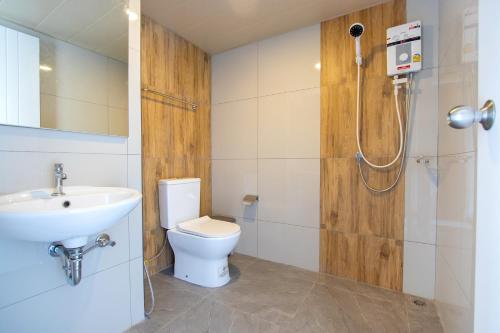 y baño con aseo, lavabo y ducha. en 44 Residence and Resort, en Khlong Luang