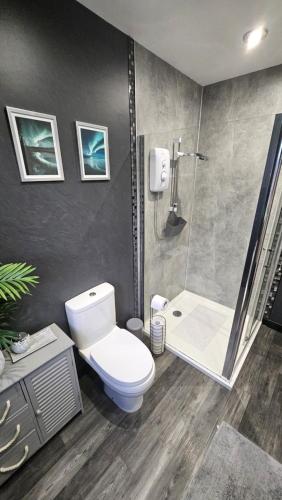 A bathroom at Contemporary Highland Cottage