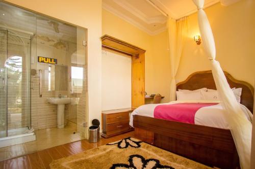 una camera con letto e un bagno con doccia di Aturukan Hotel a Kitale