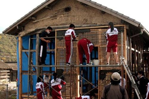 a group of people working on a building at 自然素材でリノベした木の香り漂う貸切宿｜藤野民宿（Fujino Guest House） in Fujino