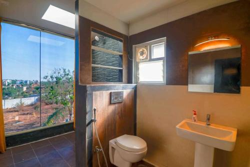 Kúpeľňa v ubytovaní Cliff362 - Luxurious shipping container villa