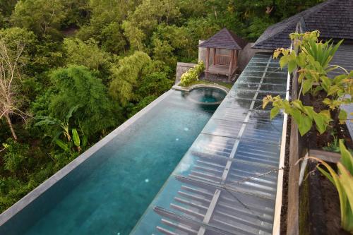 an overhead view of a swimming pool with a house at Moritz Palm Villa in Uluwatu