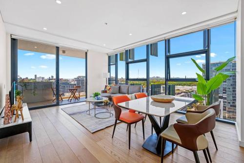 a living room with a table and chairs at City View 2 Bedrooms apt in Waterloo in Sydney