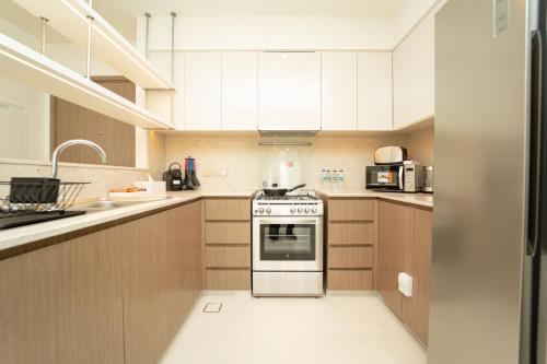 Kuchyň nebo kuchyňský kout v ubytování Luxury Living: Stunning 3-Bedroom Apartment in Downtown