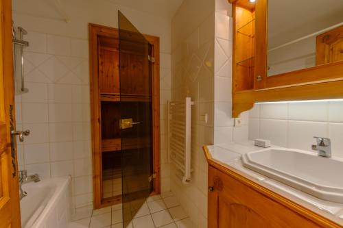 y baño con lavabo, bañera y ducha. en Résidence Le Cristal - Mont Blanc 6 - Happy Rentals, en Chamonix-Mont-Blanc