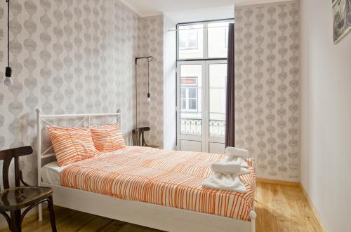 1 dormitorio con cama y ventana en Feel Lisbon B&B, en Lisboa