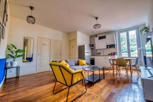 un salon avec un canapé et une table dans l'établissement Colorful - Cathédrale, à Reims