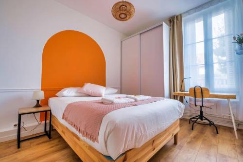 une chambre avec un lit, un bureau et une fenêtre dans l'établissement Colorful - Cathédrale, à Reims
