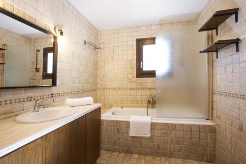 La salle de bains est pourvue d'une baignoire, d'un lavabo et d'une douche. dans l'établissement La Blanqueta- Alcasar, à Moraira
